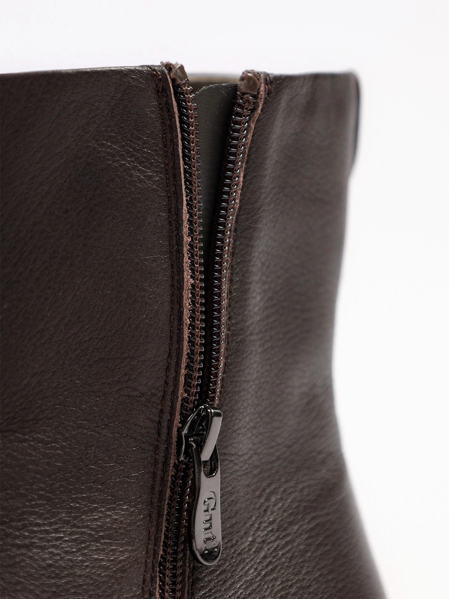 Ботинки темно-коричневого цвета на среднем широком каблуке